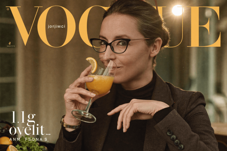 Janet Pitarresi, social media manager, ritratto editoriale con occhiali mentre beve un succo di frutta con savoir-faire