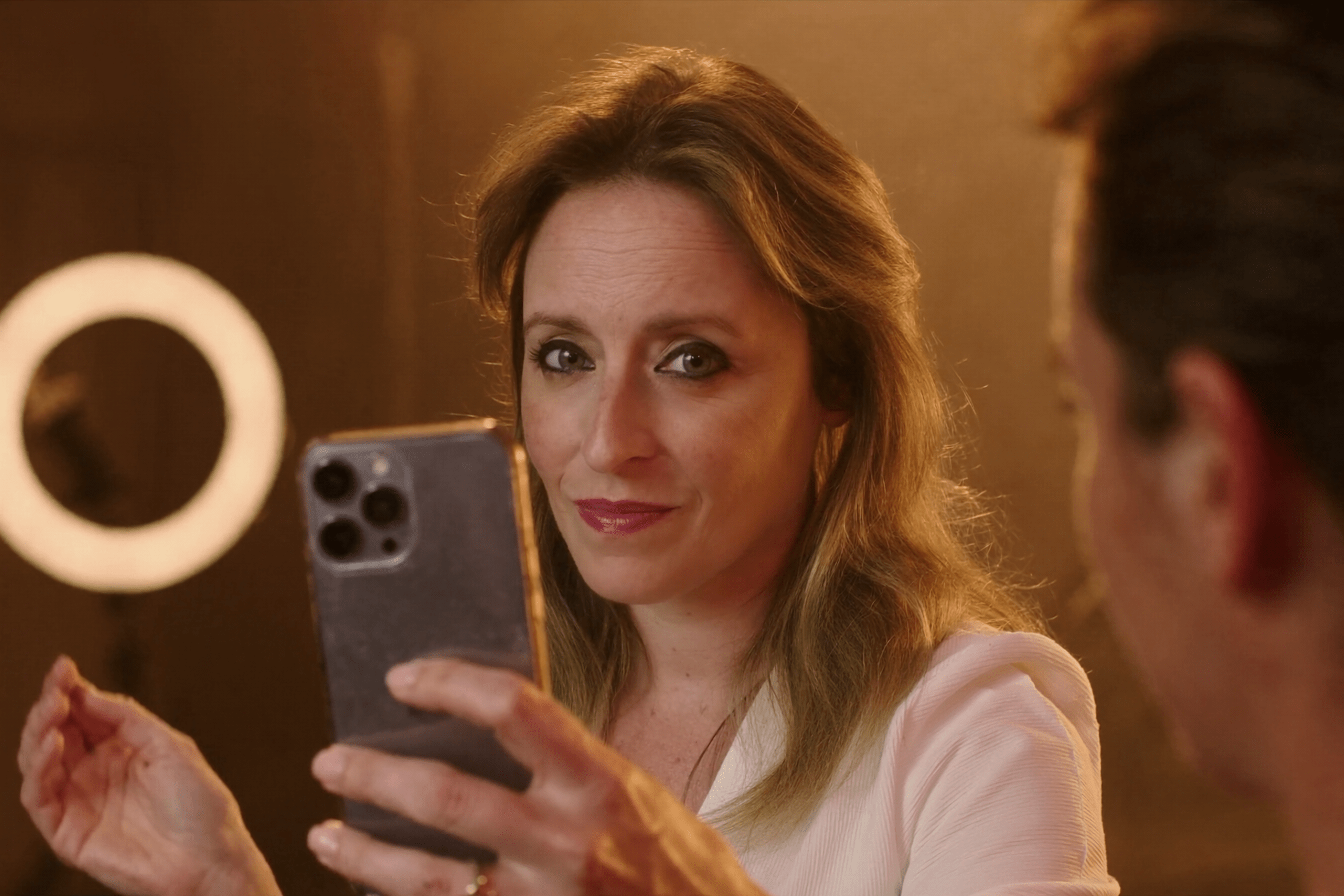 Janet Pitarresi, social media manager, si filma con lo smartphone mentre registra un contenuto per i social