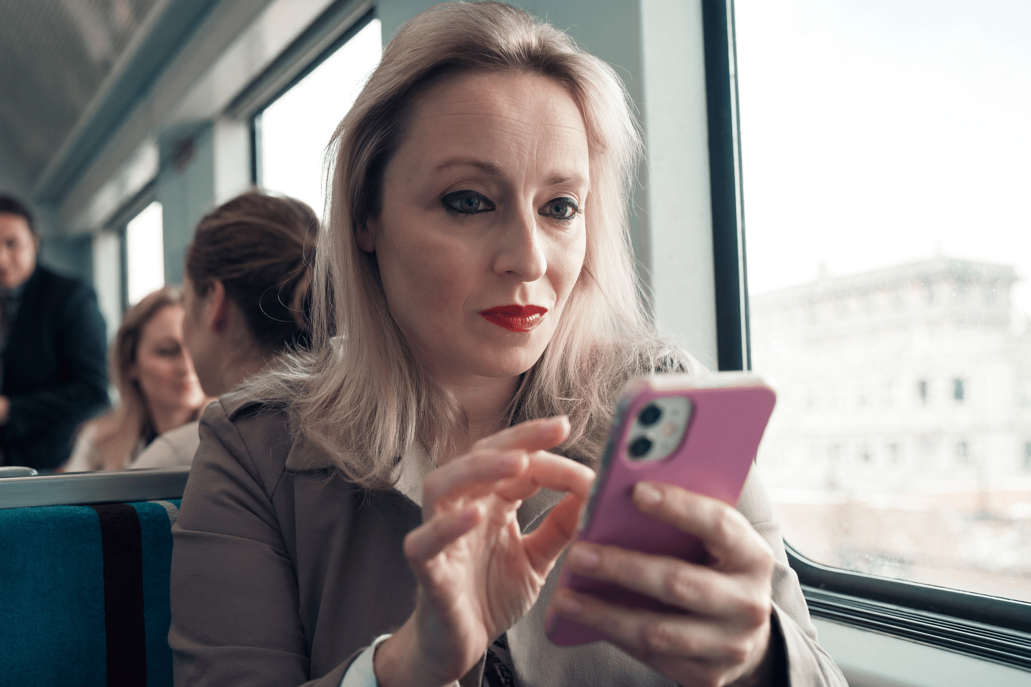 Persona che scorre i social sullo smartphone in treno