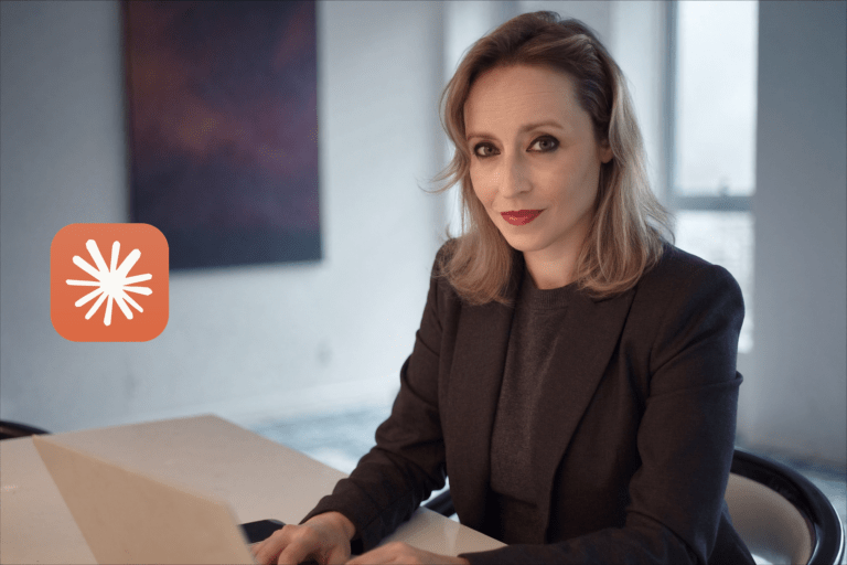 Janet Pitarresi con giacca professionale, ambientazione moderna, icona Claude ufficiale accanto