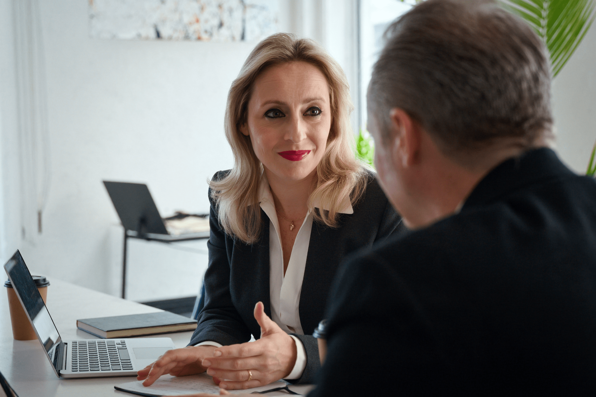 Social media manager in riunione con un cliente della sua azienda
