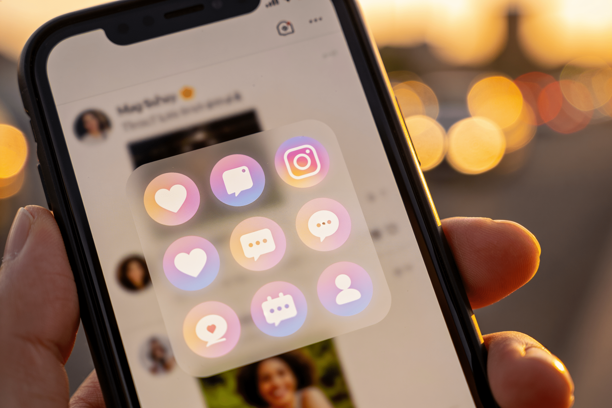 Smartphone con un feed social, icone di engagement in primo piano
